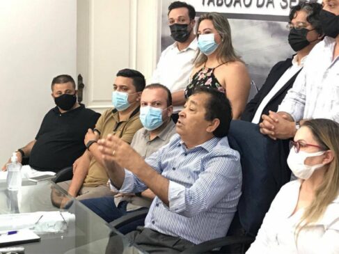 Prefeito eleito da cidade de Taboão da Serra, Aprígio (sem máscara), durante coletiva de imprensa na tarde desta segunda