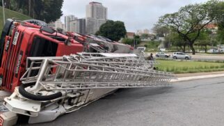 O acidente aconteceu por volta das 13:14h e três bombeiros estavam no veículo