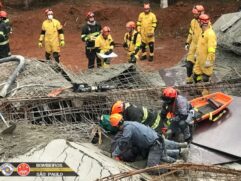 Vídeo mostra vítima sendo resgatada por bombeiros em desabamento, em SP