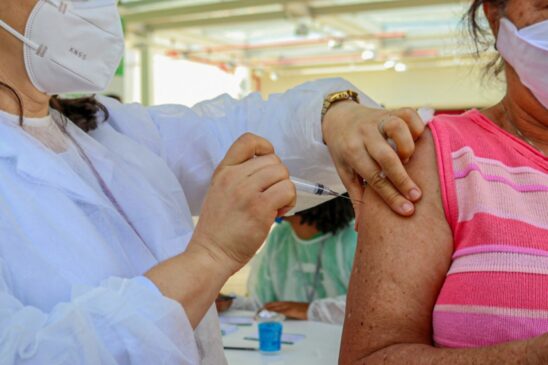 Taboão da Serra iniciou a aplicação da dose de reforço da vacina contra a Covid-19 em adultos maiores de 18 anos