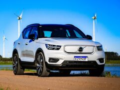 Em termos de performance, o SUV elétrico oferece aceleração de zero a 100 km/h em apenas 4,9 segundos