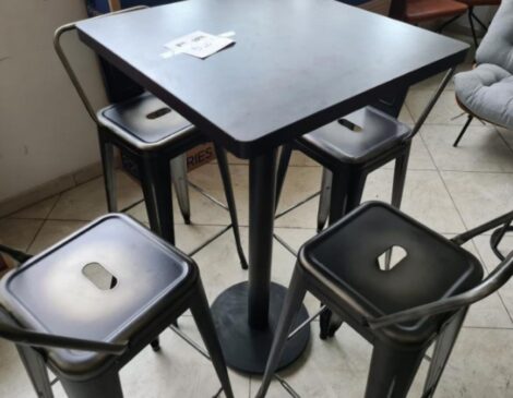 Uma mesinha de centro e quatro cadeiras, disponibilizados em um único lote, saem a partir de R$ 1,35 mil