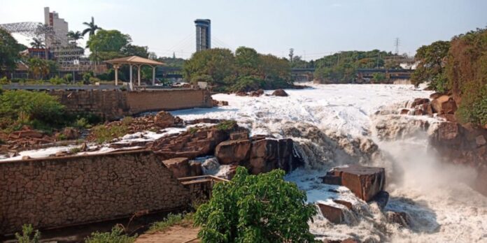 Rio Tietê com espuma na altura da cidade de Salto, na região de Sorocaba, no interior de São Paulo