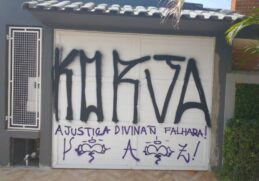 Casa, localizada no bairro Suarão, foi amanheceu pichada neste domingo (26)