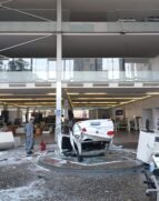 Carro cai de terceiro andar de concessionária e deixa três pessoas feridas