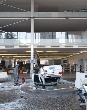 Carro cai de terceiro andar de concessionária e deixa três pessoas feridas