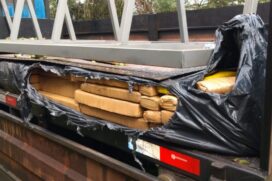 Carregamento ilícito estava escondido debaixo de chapas metálicas no assoalho da carroceria do caminhão