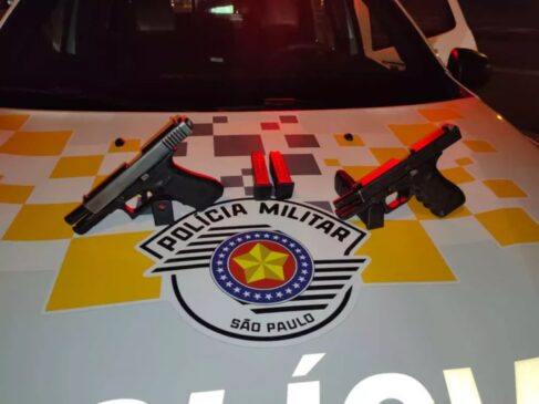 As armas que o passageiro levava eram de uso restrito, segundo a polícia