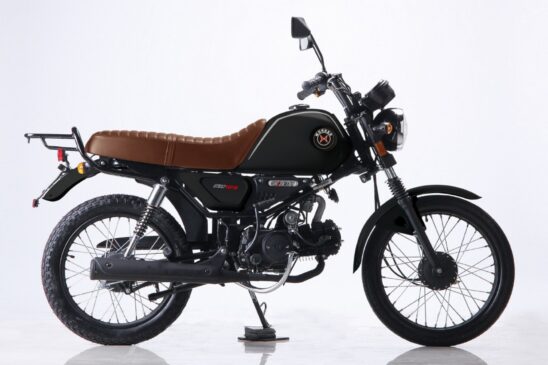 A nova moto da Shineray será comercializada em três opções de acabamento: preta fosca com banco preto, preta fosca com banco marrom e prata fosca com banco preto