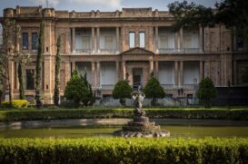 Fachada lateral do museu Pinacoteca do Estado de São Paulo; espaços culturais contam com programação especial