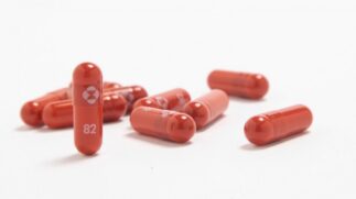O &oacute;rg&atilde;o regulador de medicamentos brit&acirc;nico anunciou que aprovou uma p&iacute;lula antiviral contra a covid-19, desenvolvida conjuntamente pela farmac&ecirc;utica MSD e pela Ridgeback Biotherapeutics