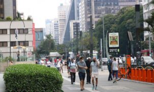 Movimenta&ccedil;&atilde;o de pessoas na avenida Paulista