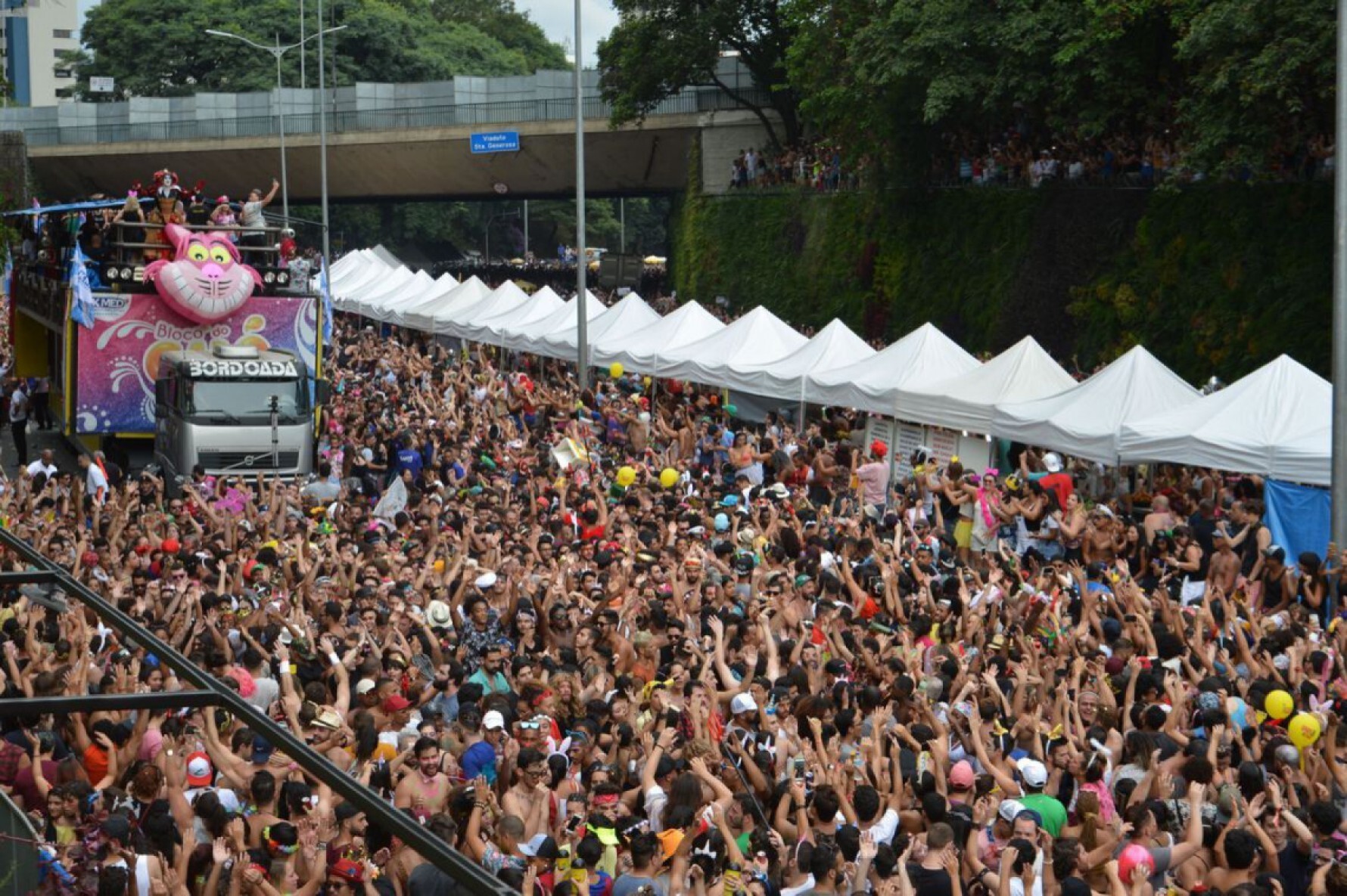 A desidratação é muito comum na época do Carnaval, saiba como evitar