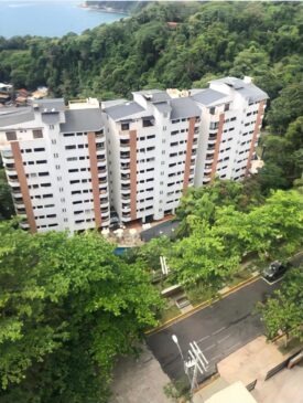 Para quem busca um imóvel na praia, um apartamento duplex na cidade do Guarujá tem lance inicial de R$ 480 mil