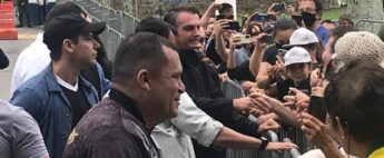 Bolsonaro cumprimenta apoiadores na manhã desse domingo (10) em Guarujá.