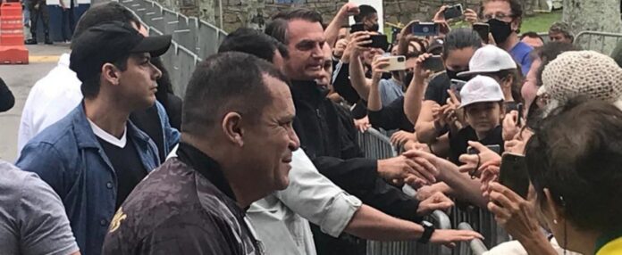 Bolsonaro cumprimenta apoiadores na manhã desse domingo (10) em Guarujá.