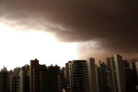 Céu escuro durante a tarde da última quinta-feira (14), em Ribeirão Preto, no interior de São Paulo