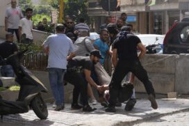 Ao menos seis pessoas foram mortas e mais de 30 ficaram feridas em um tiroteio em Beirute.
