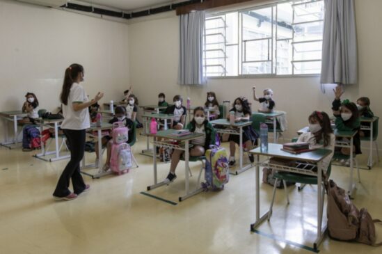Proporcionalmente, há um agente para cada 143 alunos, ou 4,6 agentes para cada uma das cerca de 5.300 unidades no estado