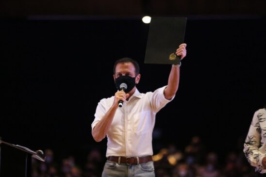 O evento reuniu centenas de servidores da rede de ensino presencialmente