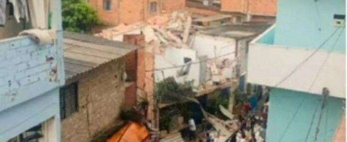 Uma pessoa morreu e quatro ficaram feridas após um sobrado desabar na favela de Paraisópolis, na zona sul de São Paulo.