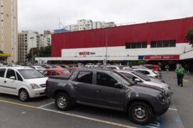 Estacionamento de uma das lojas do Extra Hipermercado em São Paulo