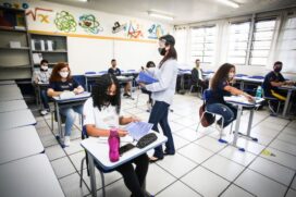 Professores ainda não receberam as apostilas, que estão sendo elaboradas agora pela mesma equipe dos slides