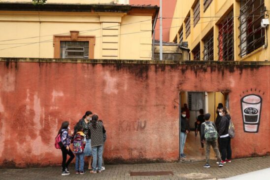 Escolas de São Paulo retomam aulas presenciais nesta segunda-feira