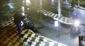 Vítima conversando com criminoso segundos antes de ser baleada no clube Pinheiros
