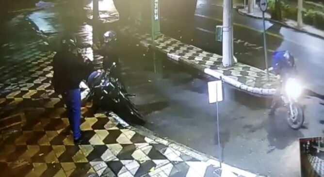 Vítima conversando com criminoso segundos antes de ser baleada no clube Pinheiros