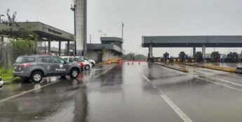 De acordo com a Polícia Militar Rodoviária, os bandidos chegaram de barco pelo rio Casqueiro, renderam motoristas e incendiaram carros para dificultar a ação da polícia