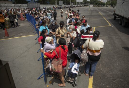 Doação de alimentos na Ceagesp, em SP