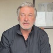 Alec Baldwin negou a responsabilidade pela morte de Hutchins ao dizer que foi informado de que a arma estava "fria", um termo da indústria que significa que é seguro de usar