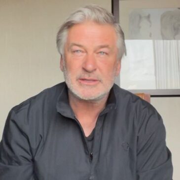 Alec Baldwin negou a responsabilidade pela morte de Hutchins ao dizer que foi informado de que a arma estava "fria", um termo da indústria que significa que é seguro de usar