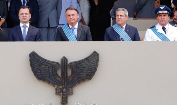 Bolsonaro participa da comemoração ao Dia do Aviador e da FAB