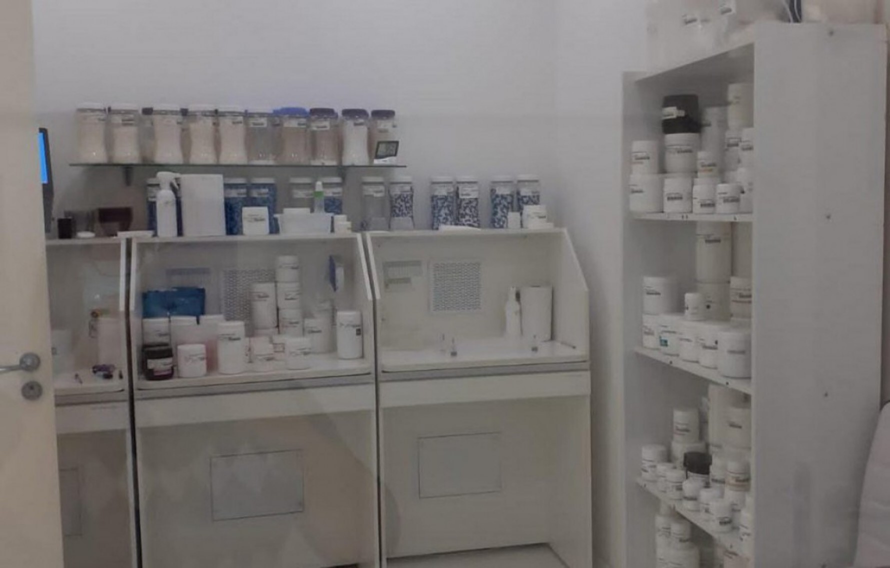 Farmácia de Sorocaba é interditada após encontro de insumos vencidos e substâncias de venda proibida