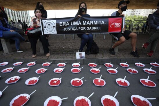 Manifestantes pedem justiça por jovem que foi baleado na cabeça por policiais que confundiram sua marmita com uma arma