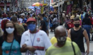 Movimenta&ccedil;&atilde;o de pessoas em rua de S&atilde;o Paulo