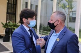 Deputado estadual André do Prado e o prefeito Elzo de Souza; plano total da obra deverá atender diversos bairros de Igaratá