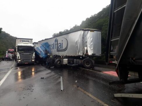 O acidente ocorreu no km 347, na pista sentido Curitiba da rodovia Régis Bittencourt
