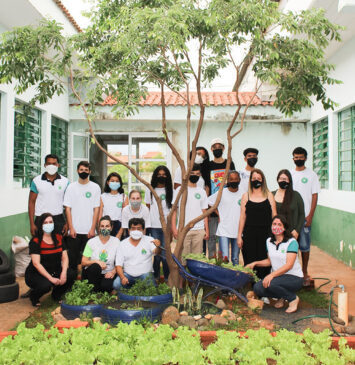 A horta foi criada numa área externa da escola que não tinha utilidade; a horta conta com alface, rúcula, cenoura e beterraba
