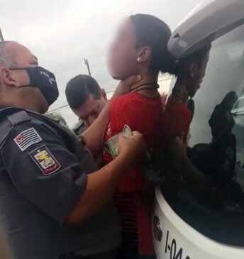Policial segura jovem pelo pescoço durante abordagem em Iacanga