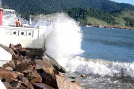 Ressaca do mar em Santos, no litoral sul de São Paulo
