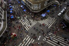 Cruzamento na região da rua 25 de Março em São Paulo
