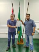 Prefeito Elzo de Souza e o Secretário Jonathan Moraes celebram renovação de licença do aterro sanitário da cidade de Igaratá