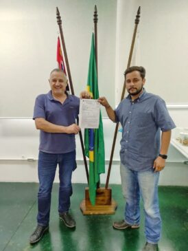 Prefeito Elzo de Souza e o Secretário Jonathan Moraes celebram renovação de licença do aterro sanitário da cidade de Igaratá