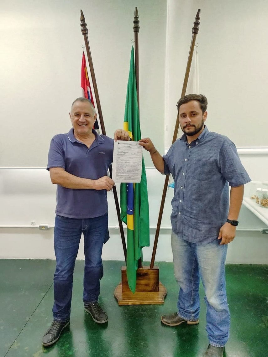 Prefeito Elzo de Souza e o Secretário Jonathan Moraes celebram renovação de licença do aterro sanitário da cidade de Igaratá