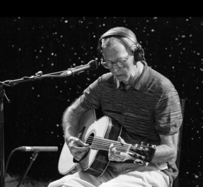 Um violão que pertenceu ao músico inglês Eric Clapton é uma das peças que mais chamam a atenção no leilão