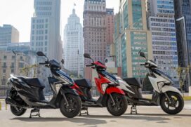 A Honda Elite 125 2022 é oferecida em três opções de cor: vermelho perolizado, branco e a inédita cinza metálico