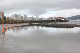 As novas barras, fincadas em uma base de concreto, que substituem as peças anteriores, desgastadas pela ação do tempo e da maresia, começaram a ser instaladas na manhã desta quinta-feira (4)
